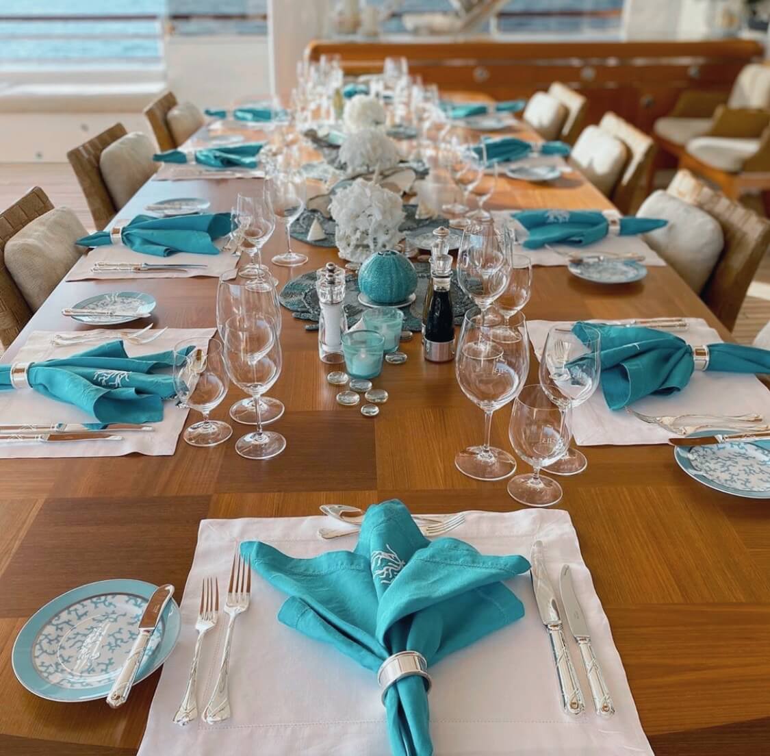 Guest management table service